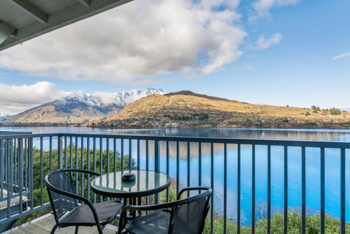 Scenic Lakefront Apartment 1 Luxe Stay