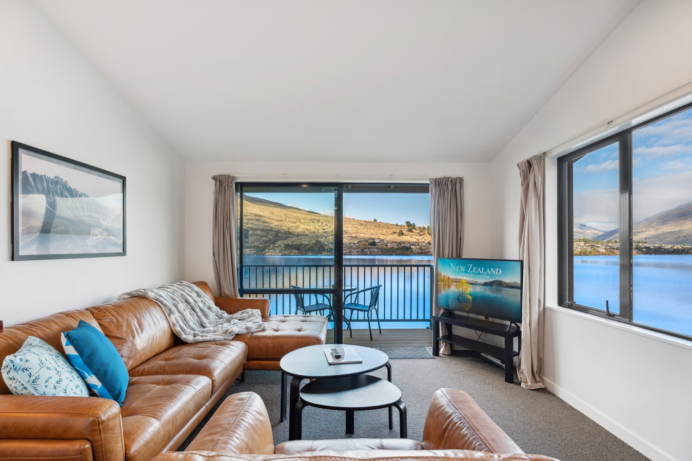 Scenic Lakefront Apartment Luxe Stay