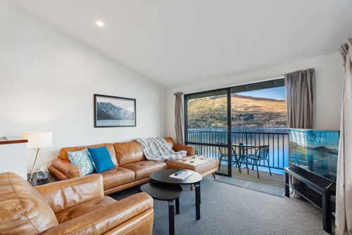 Scenic Lakefront Apartment 3 Luxe Stay