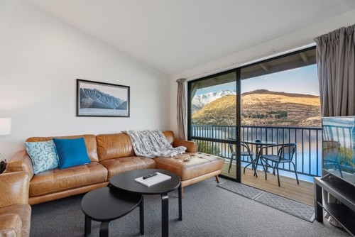 Scenic Lakefront Apartment 2 Luxe Stay