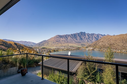 Style & Tranquillity - Eight Bedrooms, Two Houses 43 Luxe Stay