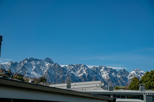 Urban Oasis - Central with Lakeview 22 Luxe Stay