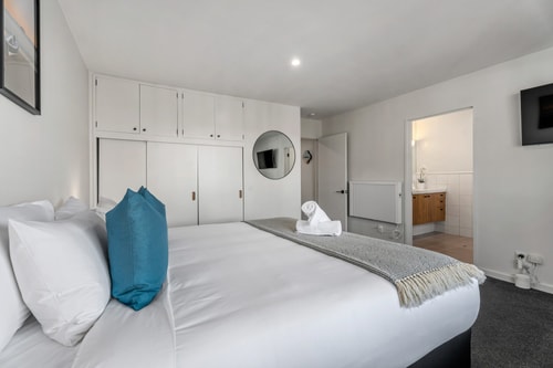 Urban Oasis - Central with Lakeview 14 Luxe Stay