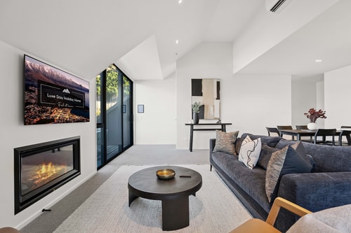 Contemporary 7 Bedroom House with Stunning View 3 Luxe Stay