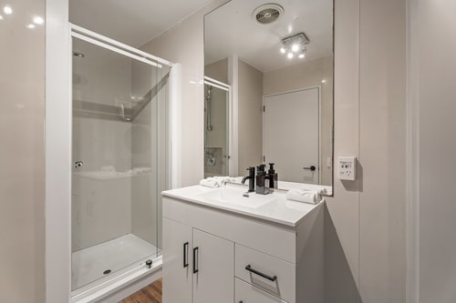 Urban Oasis - Central with Lakeview 17 Luxe Stay