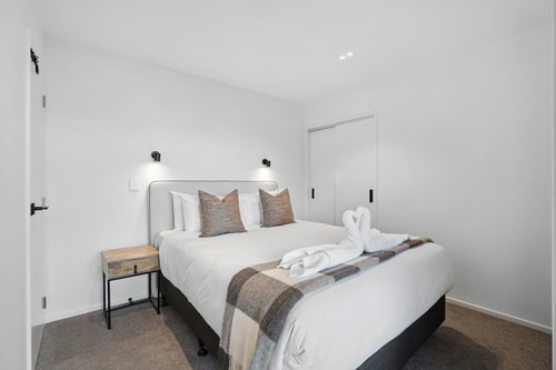 Contemporary 7 Bedroom House with Stunning View 47 Luxe Stay