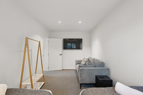 Contemporary 7 Bedroom House with Stunning View 16 Luxe Stay