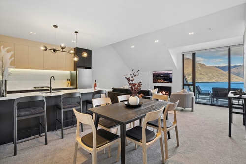 Contemporary 7 Bedroom House with Stunning View 4 Luxe Stay