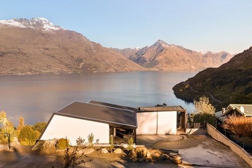 Contemporary 7 Bedroom House with Stunning View 58 Luxe Stay