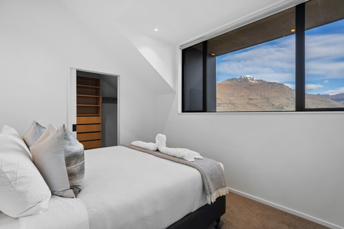 Contemporary 7 Bedroom House with Stunning View 46 Luxe Stay