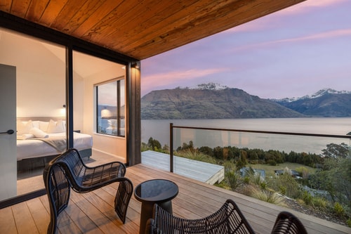 Contemporary 7 Bedroom House with Stunning View 14 Luxe Stay