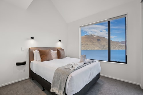 Contemporary 7 Bedroom House with Stunning View 23 Luxe Stay