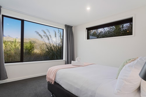 Style & Tranquillity - Eight Bedrooms, Two Houses 10 Luxe Stay