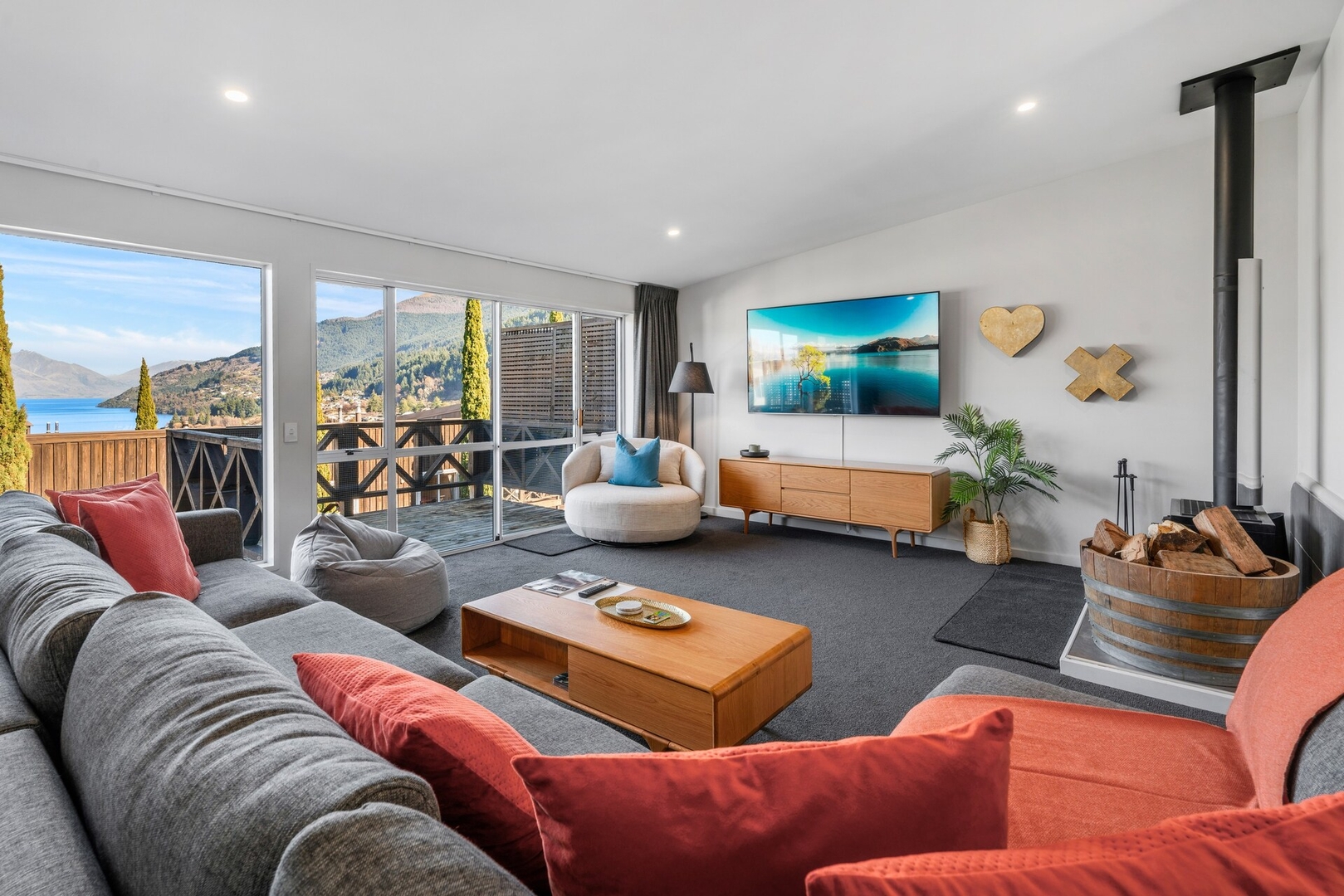 Urban Oasis - Central with Lakeview Luxe Stay