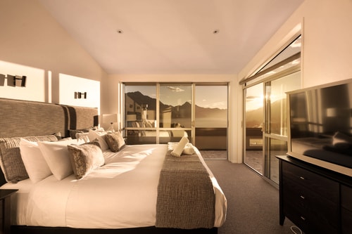 Luxury Villa with Panoramic Lake & Mountain Views 16 Luxe Stay