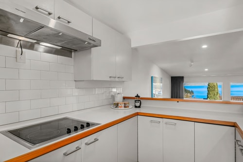 Urban Oasis - Central with Lakeview 11 Luxe Stay