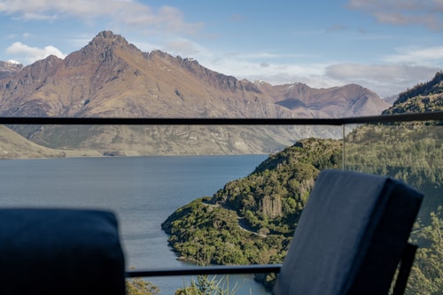 Contemporary 7 Bedroom House with Stunning View 56 Luxe Stay