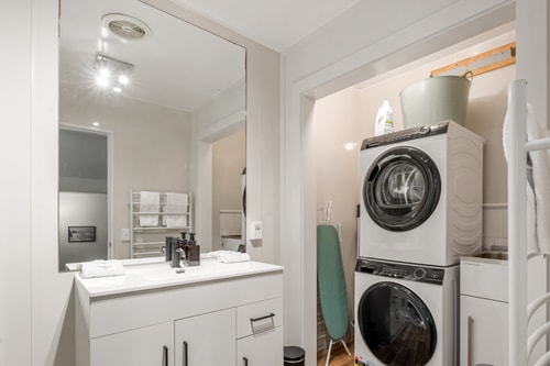 Urban Oasis - Central with Lakeview 18 Luxe Stay