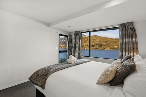 Lakefront Living at Remarkables Retreat 16 12 Luxe Stay