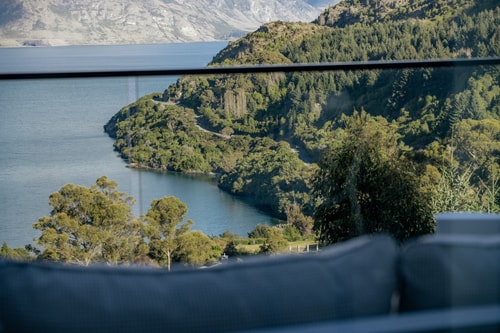 Contemporary 7 Bedroom House with Stunning View 55 Luxe Stay