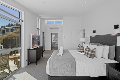 Luxury Villa with Panoramic Lake & Mountain Views 26 Luxe Stay