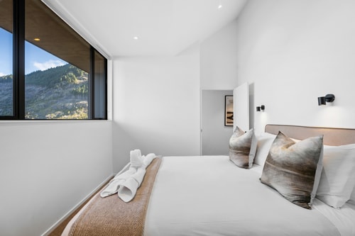 Contemporary 7 Bedroom House with Stunning View 49 Luxe Stay