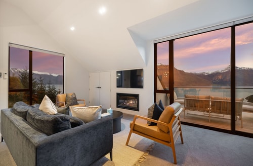 Contemporary 7 Bedroom House with Stunning View 9 Luxe Stay