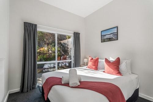 Urban Oasis - Central with Lakeview 15 Luxe Stay