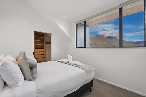 Contemporary 7 Bedroom House with Stunning View 26 Luxe Stay