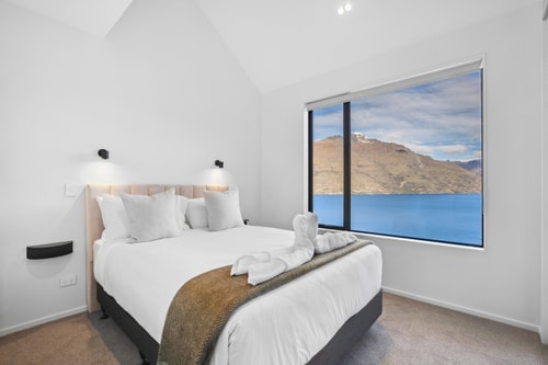 Contemporary 7 Bedroom House with Stunning View 44 Luxe Stay