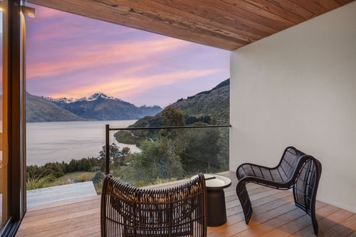 Contemporary 7 Bedroom House with Stunning View 11 Luxe Stay