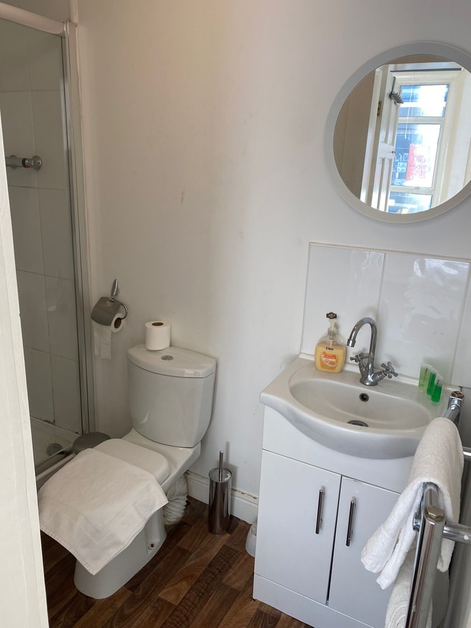 Tooting Broadway Studios by PrimeCityHosts S2 3 primecityhosts.com