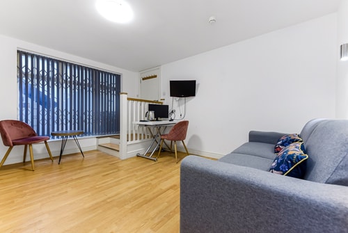 Office Studio by PrimeCityHosts 2 primecityhosts.com