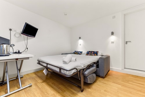 Office Studio by PrimeCityHosts 6 primecityhosts.com