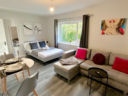 Euston Studio by PrimeCityHosts primecityhosts.com