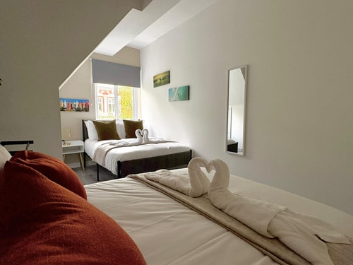 Earl's Court Apartment by PrimeCityHosts 0 primecityhosts.com