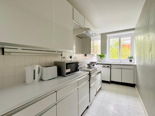 Earl's Court Apartment by PrimeCityHosts 19 primecityhosts.com