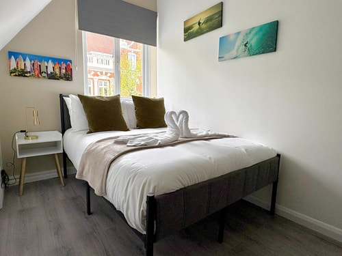 Earl's Court Apartment by PrimeCityHosts 4 primecityhosts.com