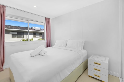 Spacious 4-Bedroom Riverside Home Surfers Paradise 4 Serain Residences