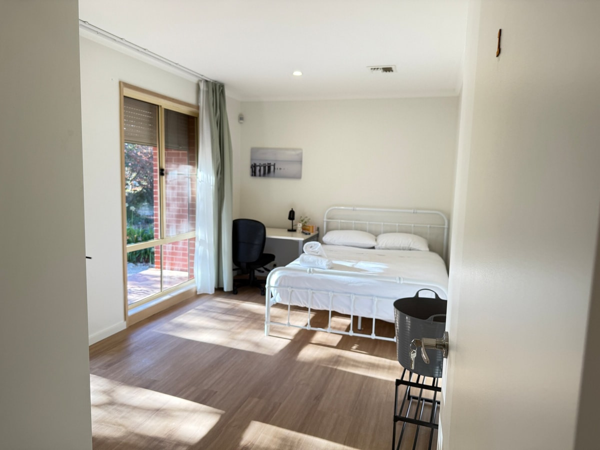 Sunny King Room | 5-Min Walk to ANU | Near City Serain Residences