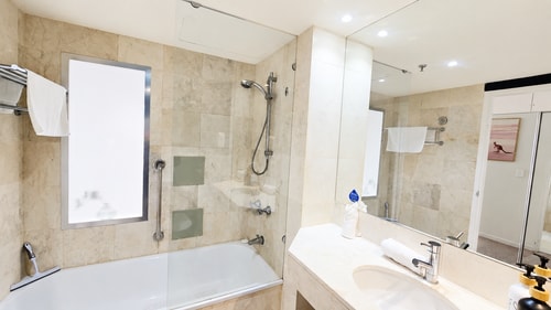 Stylish Hotel Room | near Beach & Tram | Max 4 6 Serain Residences