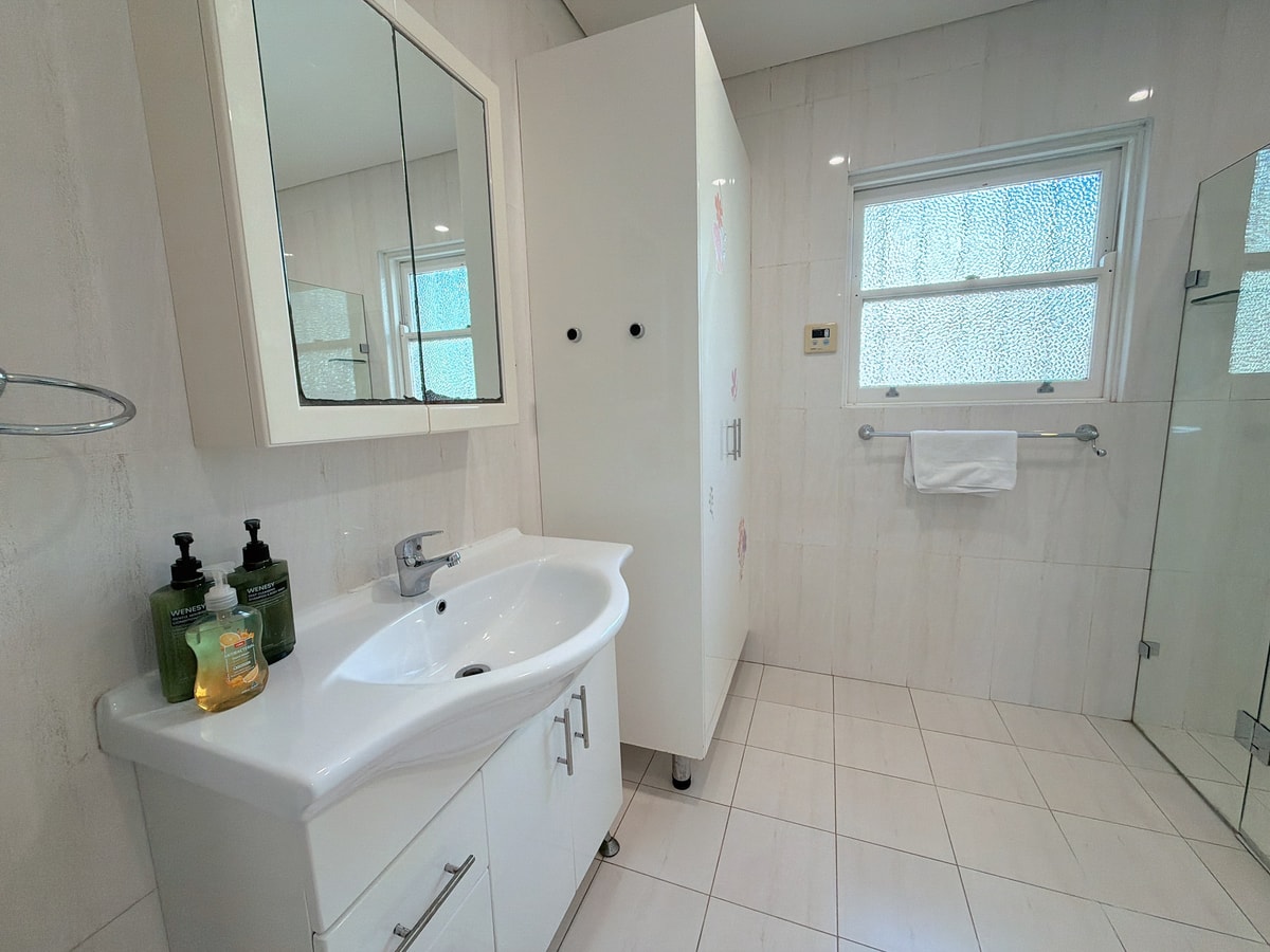 Burwood 4BR Family Home | Fast WiFi & Free Parking 27 Serain Residences