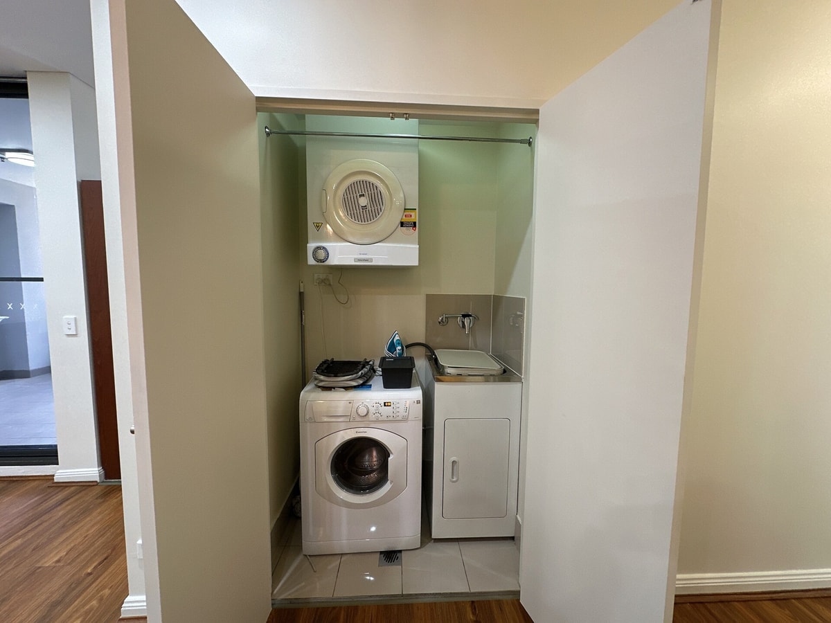 Cozy 2-Bedroom Apt 6 minutes to Paramatta Train 15 Serain Residences