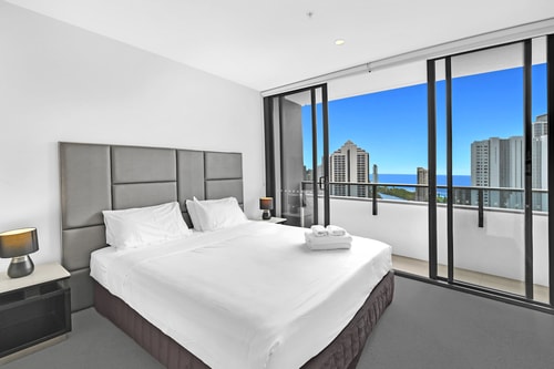 Cozy & Convenient 3-Bedroom Apt Surfers Paradise 1 Serain Residences