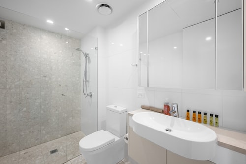 Lakefront Modern 2 BDR Apt with 2 Parking Kingston 9 Serain Residences