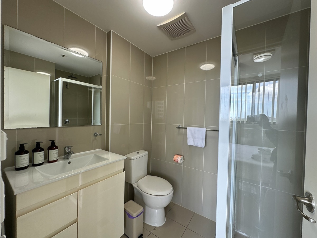 Cozy 2-Bedroom Apt 6 minutes to Paramatta Train 14 Serain Residences