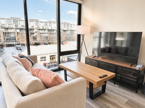 Vibrant 1BR Stay in Braddon | Parking | Near Tram 13 Serain Residences