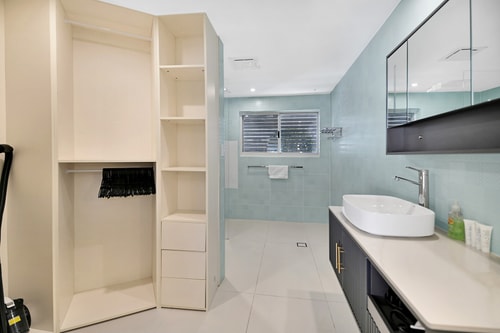 Spacious 4-Bedroom Riverside Home Surfers Paradise 17 Serain Residences