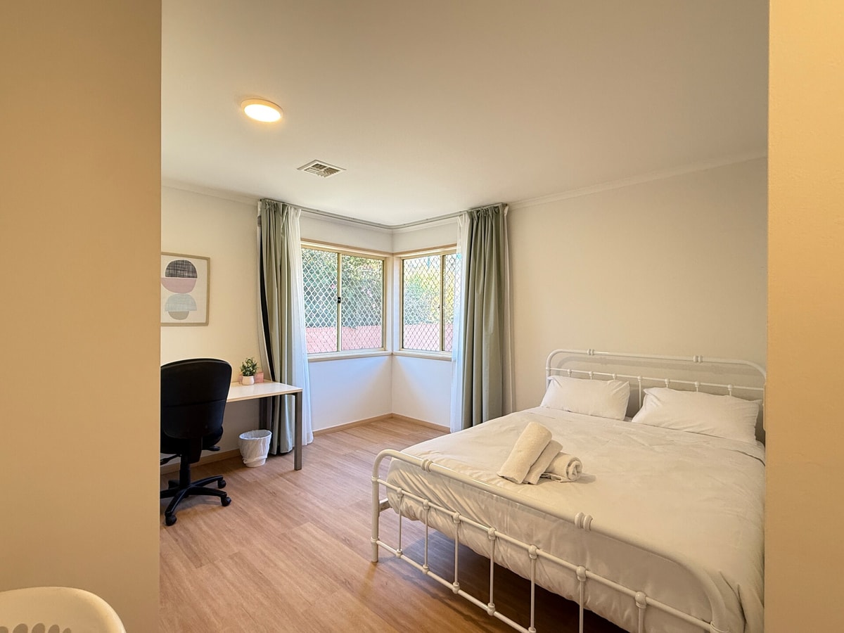 Cozy King Room | 5-Min Walk to ANU | Close to City Serain Residences