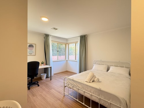 Cozy King Room | 5-Min Walk to ANU | Close to City 0 Serain Residences